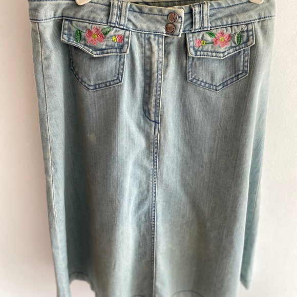 Topshop Jean skirt with front floral embroidered pockets with snaps. Size 6 - Picture 5 of 16